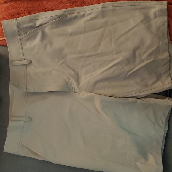 32 Degrees Men's Classic Stretch Woven 9-Inch Short - Dusty Khaki/32 - Picture 1 of 4